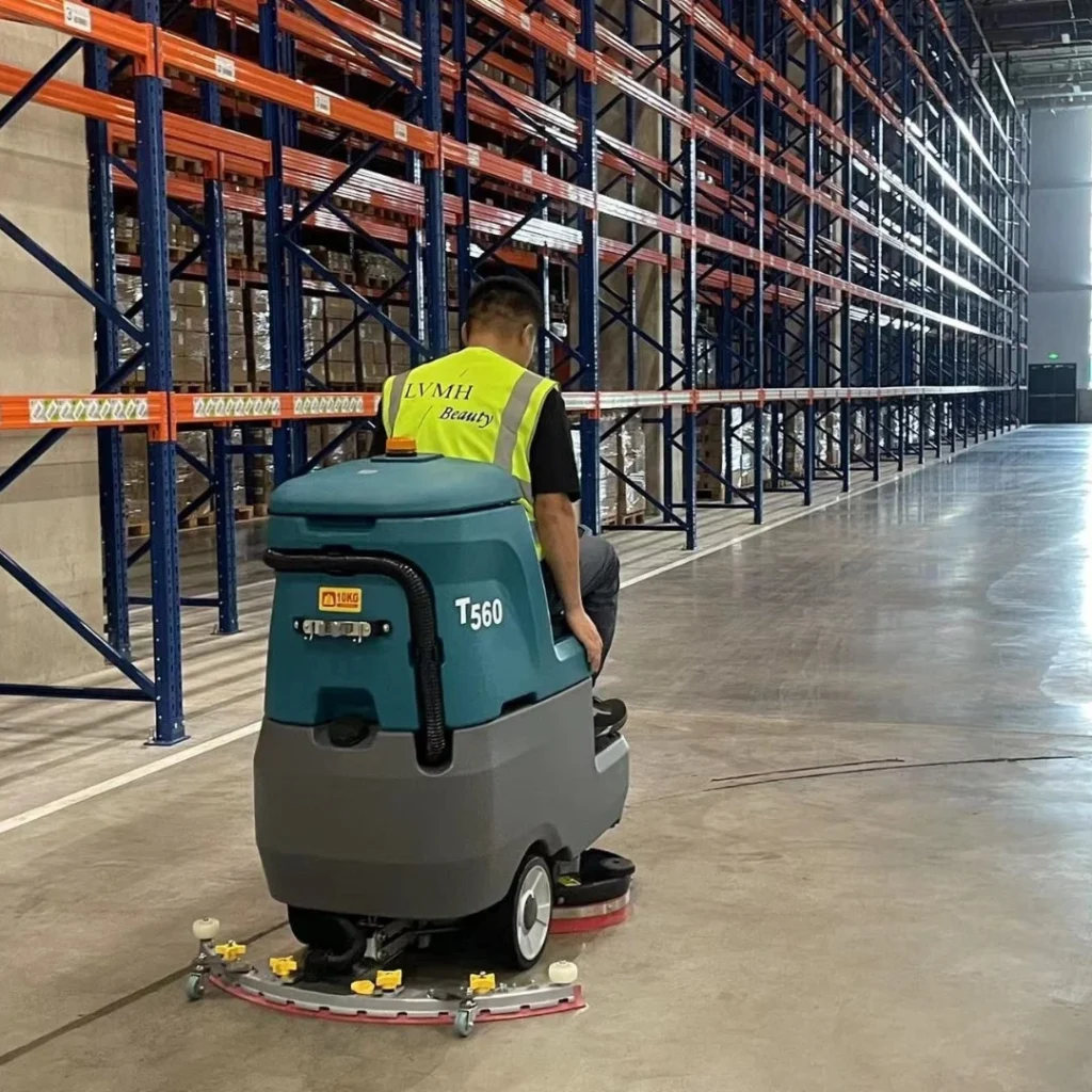 Alat Alat Housekeeping Mesin Ride On Scrubber Dryer