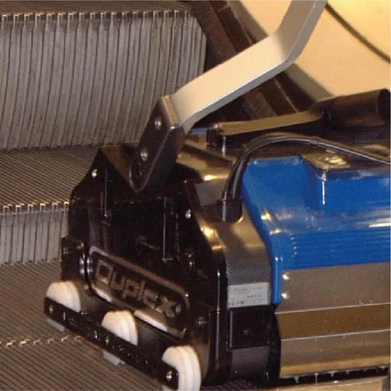 Terdapat sistem rel pemandu