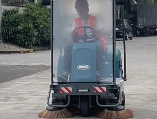 Alat Alat Housekeeping Mesin Ride On Sweeper